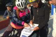 Yincana en bicicleta viendo el mapa
